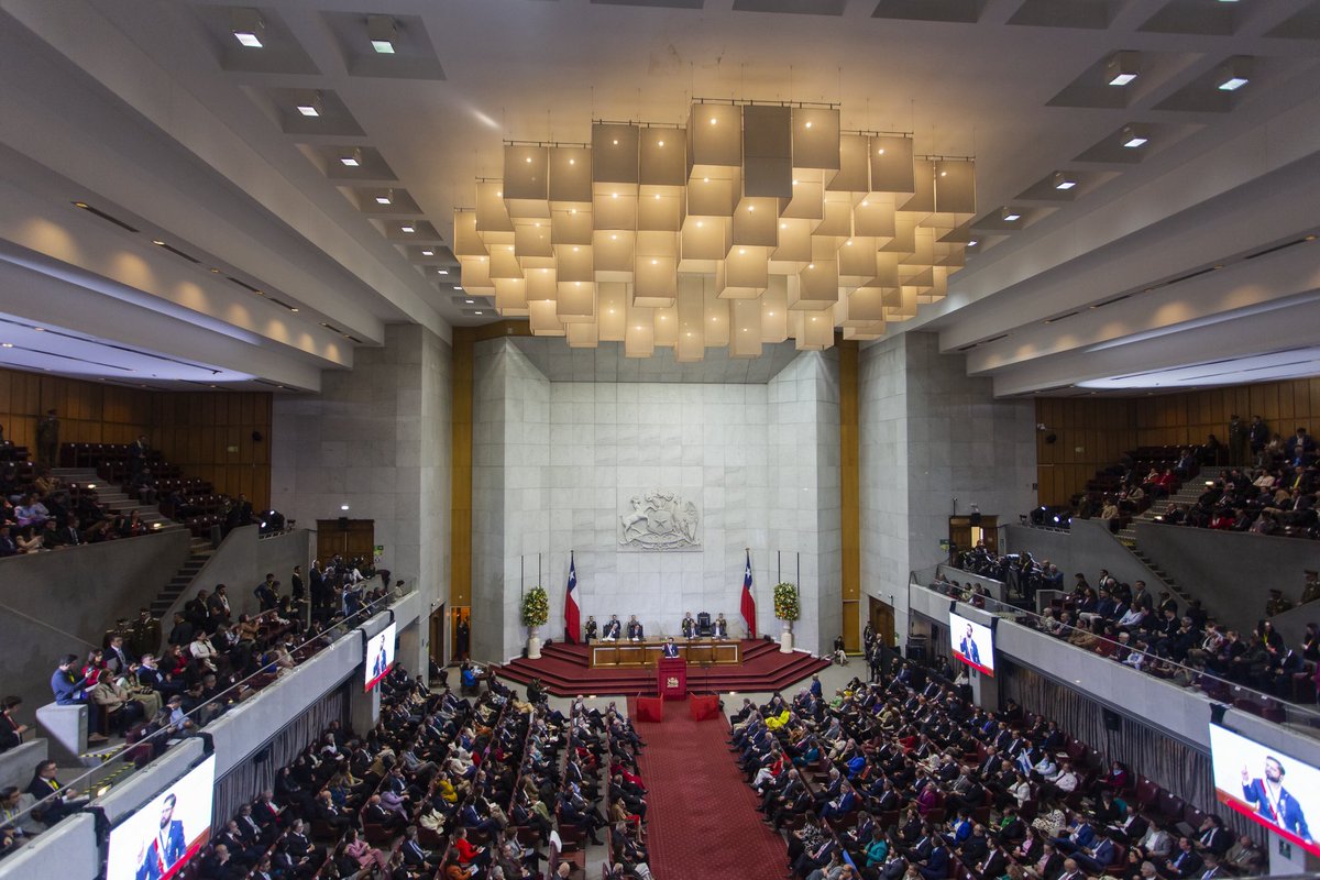Este domingo 1 de junio de 2025 el Presidente Gabriel Boric Font concurrió hasta el Salón de Honor del Congreso Nacional en Valparaíso, donde fue recibido por los titulares del Senado, Manuel José Ossandón, y de la Cámara de Diputadas y Diputados, José Miguel Castro, para rendir