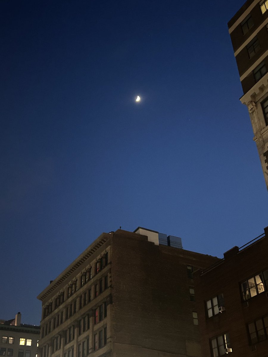 Gal22Sunshine's tweet photo. #MoonOverManhattan π https://t.co/dVIpDyuXS5