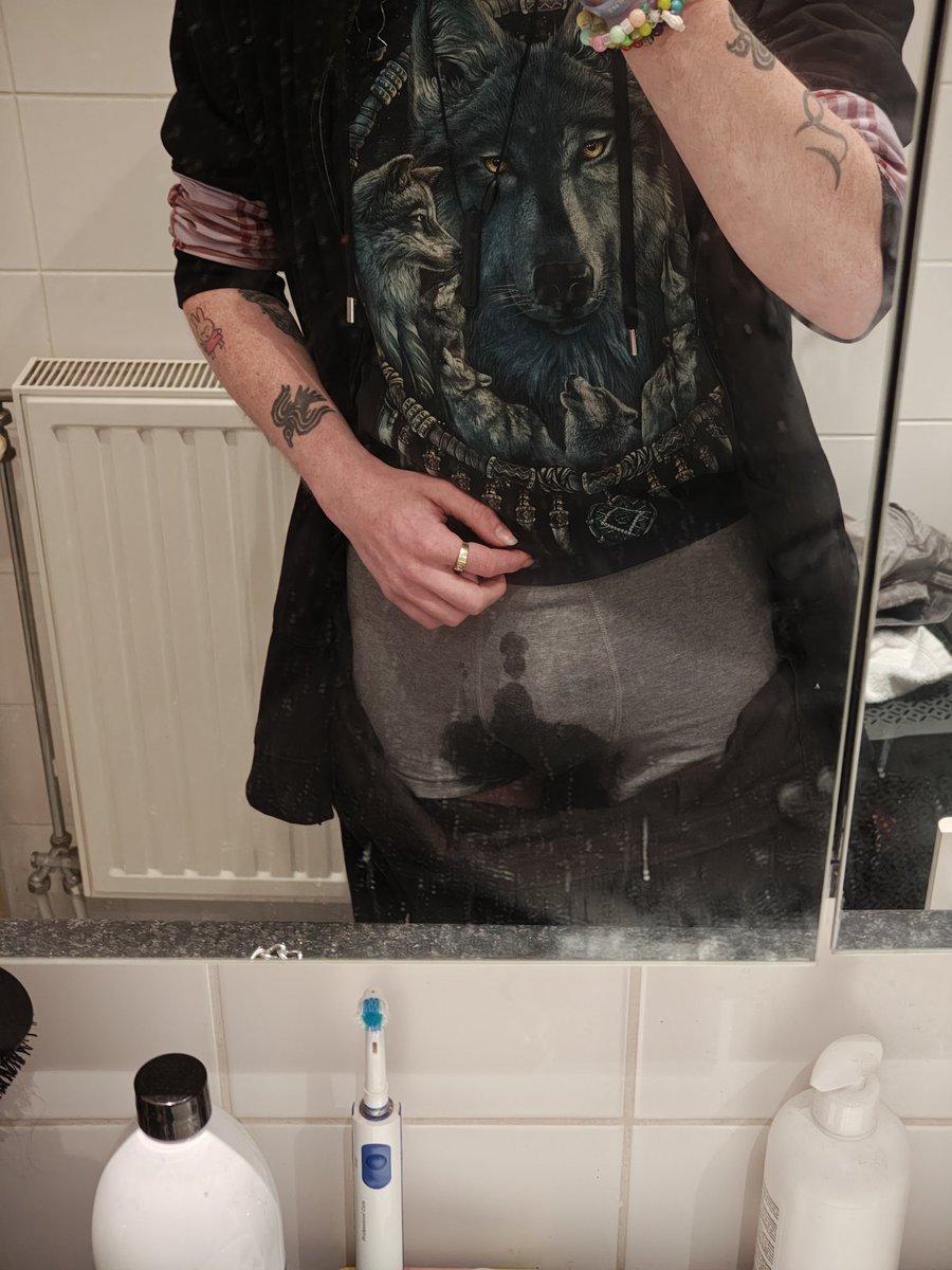 Oops...had a little leak in my overalls 🤭

#pisspants #wetting #pisspup