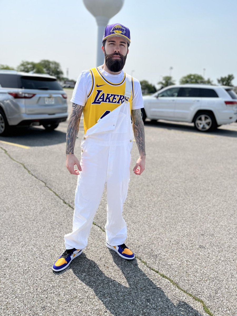 DatDudeCory's tweet image. The old folk was lookin at me like I was dressed crazy 🤣