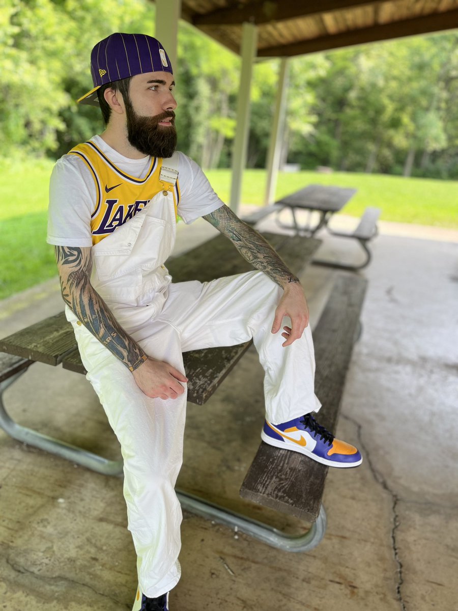 DatDudeCory's tweet image. The old folk was lookin at me like I was dressed crazy 🤣