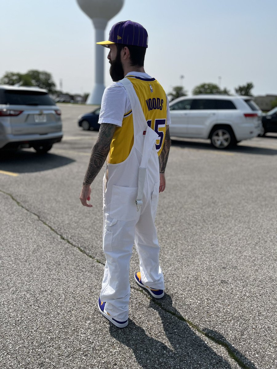 DatDudeCory's tweet image. The old folk was lookin at me like I was dressed crazy 🤣