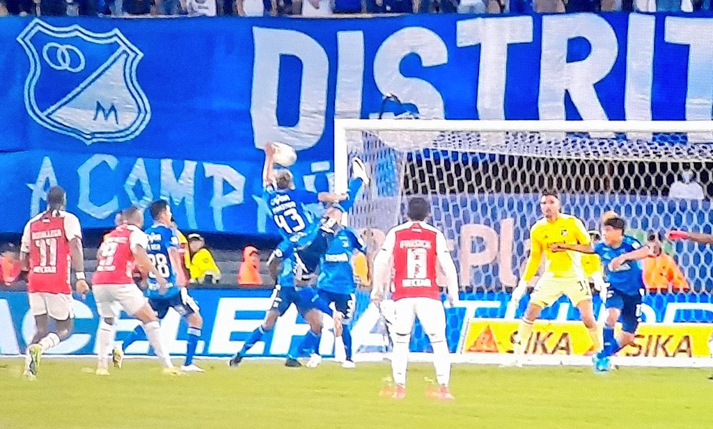 breinerca1107's tweet photo. Aquí lo jodido es no jugar de visitante con Millos, lo jodido es que @Dimayor no disimula ni esto 🤏🏽, Increíble esto, está vez si van es con toda para hacer quedar campeón a Falcao jajajaja 

Van a venir a ladrar los de mimar azul JAJAJAJA mamita https://t.co/DpS6u5h2AT