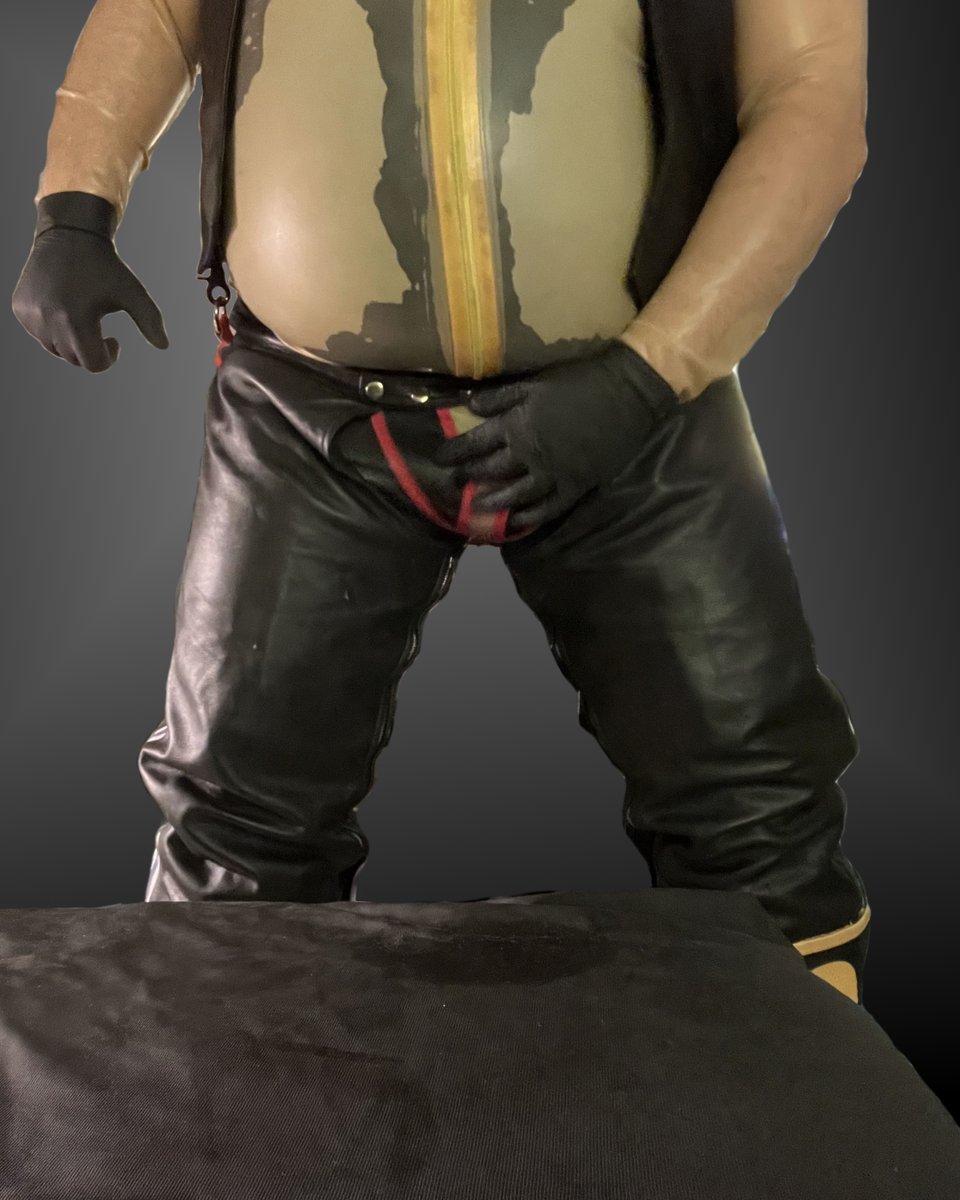 How to enjoy life to the fullest.

#MaskdBigBadBear #siliconemask #rubberbear #cigarbear #heavyrubberboots