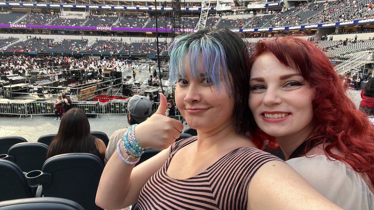 Chan’s hunt for reactors has been made much easier now that our seats are closer to the stage #StrayKids_dominATE_LosAngeles