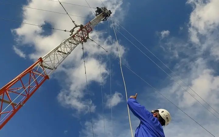 Los ingresos en divisas 💶 de los últimos años han permitido construir la red de telecomunicaciones que tenemos hoy.
2️⃣ Cables submarinos
8⃣ millones de móviles
➕ 5 600 radiobases
🚨Necesitamos sostener todo esto para que los cubanos sigamos conectados al mundo‼️
#EtecsaConCuba