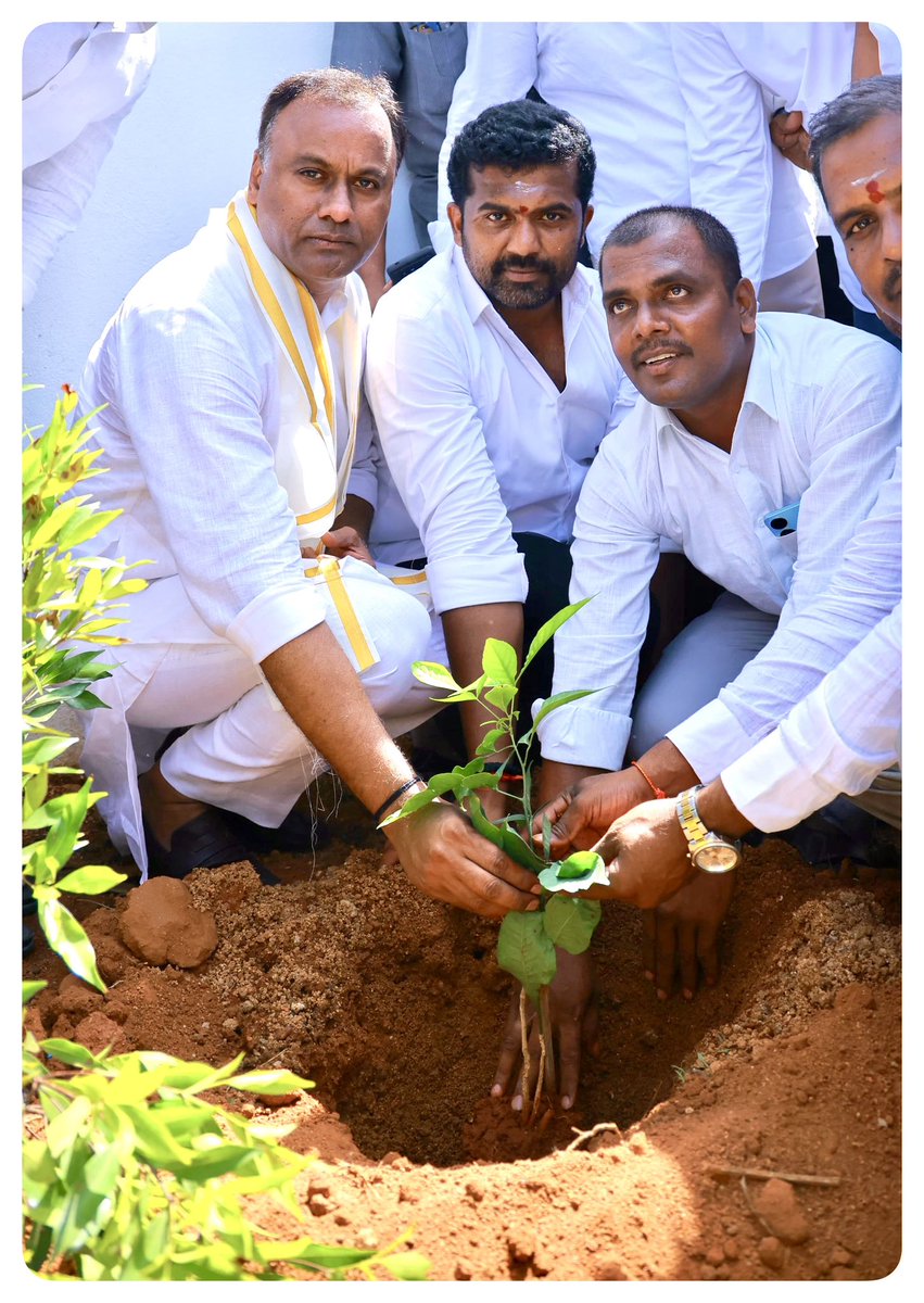 mekala_pr's tweet photo. Boss Birthday Celebrations…Blood Camp,Tree Plantation,Cake cutting… https://t.co/N2JvRFa80C