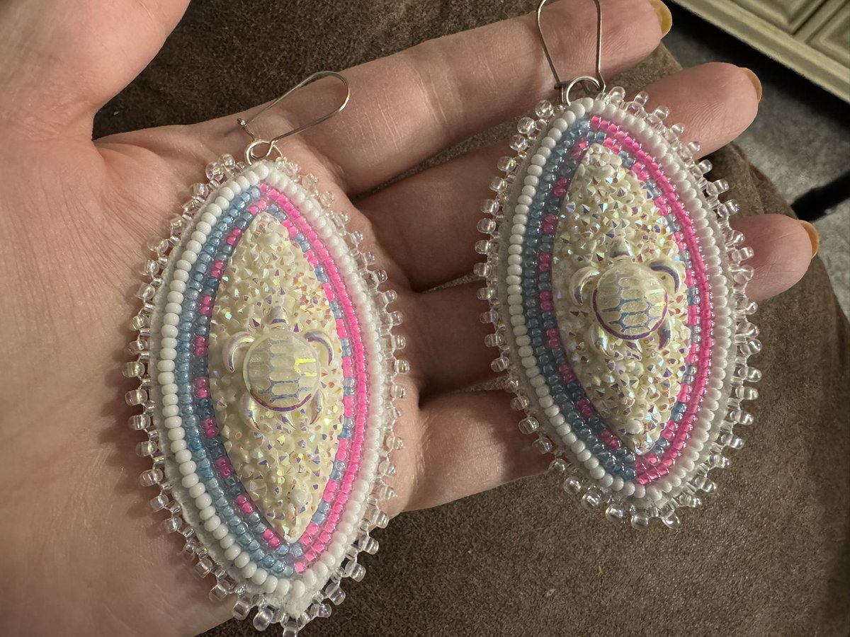 nerdyaunty92's tweet image. And complete 🩷🩵 

#beadwork #beading #nativebeadwork #nativebeading #indigenousbeadwork