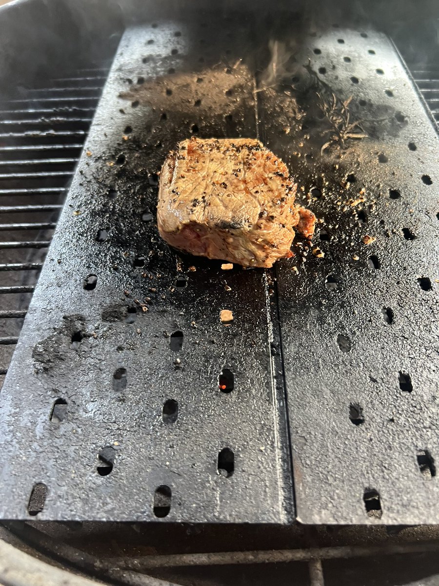 EusaK9's tweet image. Had to cook a single for my friend before he had to take off for the week!  Filet cooked in the duck fat with a touch of fresh rosemary!