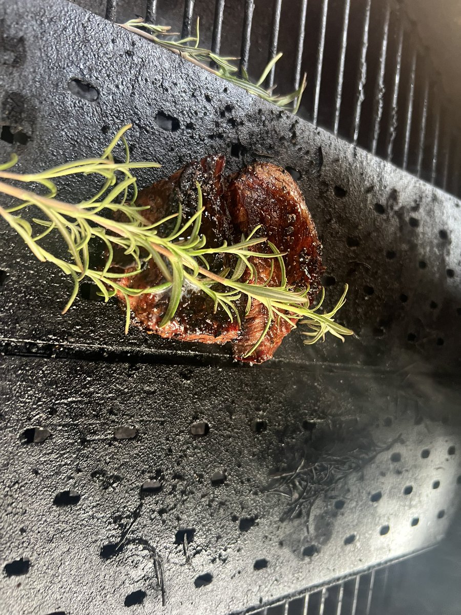 EusaK9's tweet image. Had to cook a single for my friend before he had to take off for the week!  Filet cooked in the duck fat with a touch of fresh rosemary!