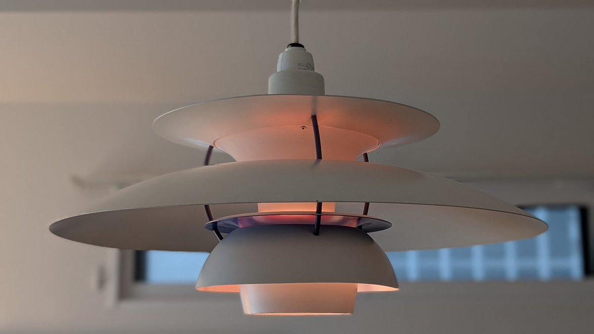 YusLog_0801's tweet image. 【144_ #Louispoulsen #ルイスポールセン #PH5】
ついに手に入れました。
1960年頃に製造された #ヴィンテージ 品で、カラーはクラシックホワイトです。
細い傷やわずかな歪みがありますが、それも味であり、定価の3分の1程度で購入できました。
寝室の #照明 として、穏やかな光で照らしてくれます。