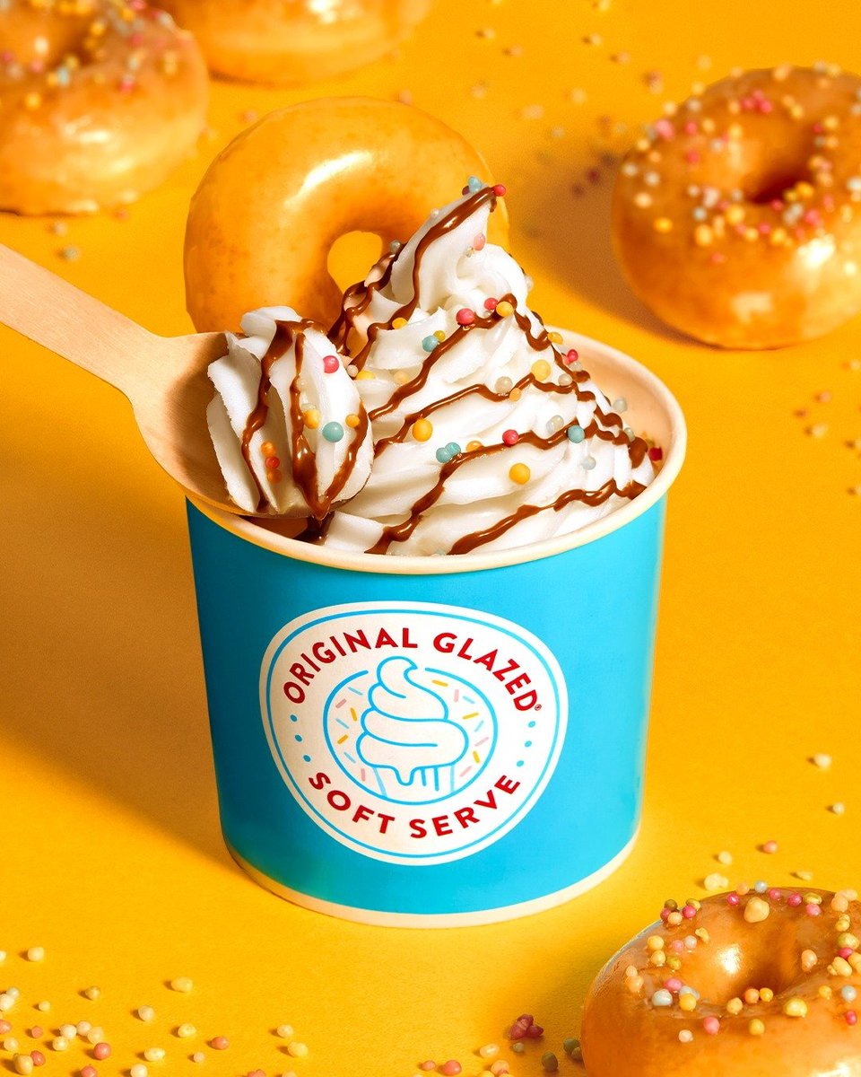 크리스피크림 신상 미쳤다... 소프트 아이스크림에 솔티카라멜 시럽 뿌리고 글레이즈드 도넛을 얹어서 나오는 메뉴라고