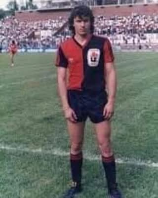 #Cultura 🔴⚫♾️

Un 1ro de junio de 1966, nace Abel Eduardo Balbo, delantero que jugó en el torneo 1987/88 y la Copa 88, donde disputó 28 partidos y marcó 10 goles.