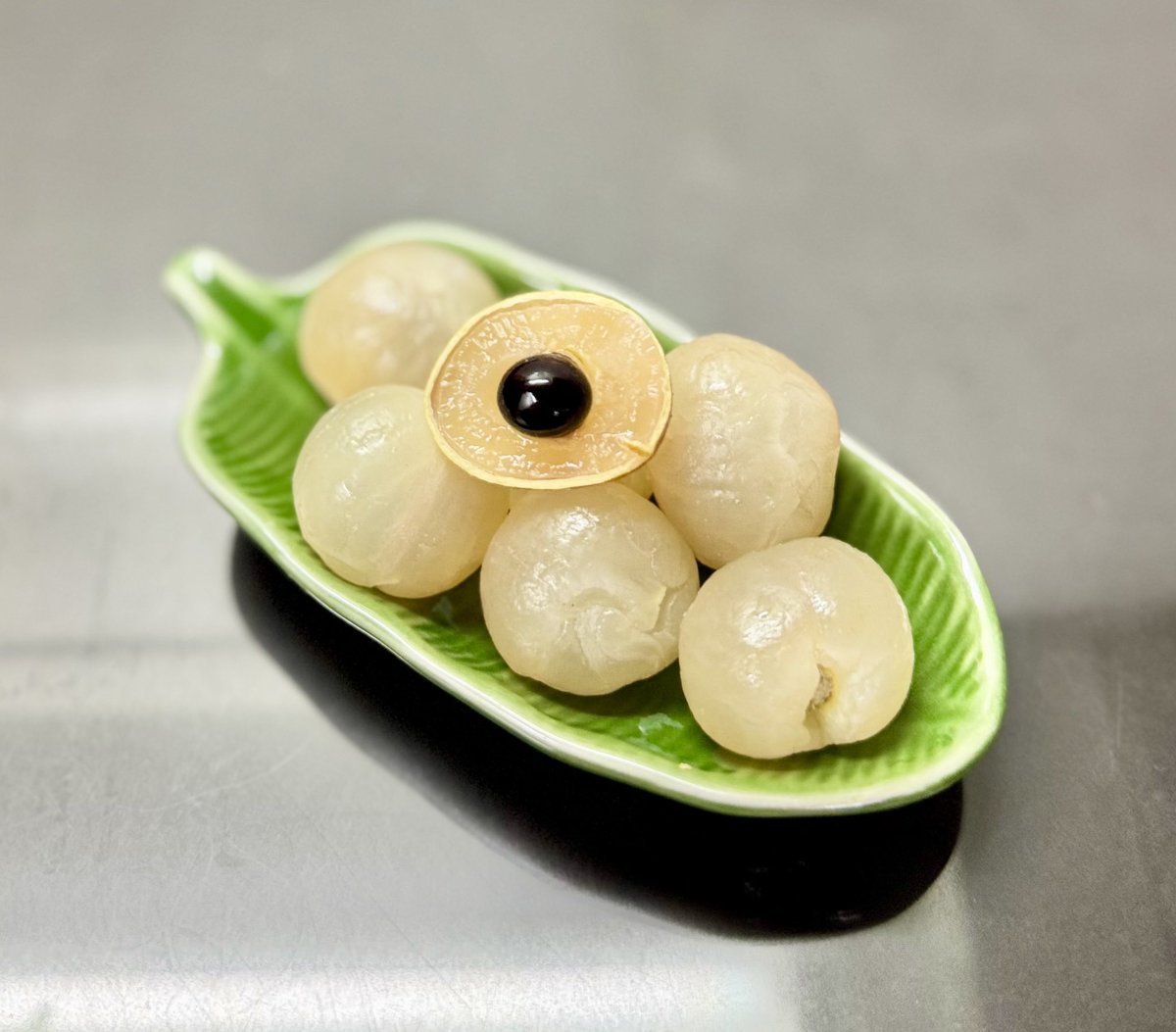 おはようございます
今朝は少しシャキっとした食感の
ラムヤイ（ลำไย）ロンガン、竜眼
小さい果肉の中に大きな種があるから可食部は少なめだが、甘くてすき