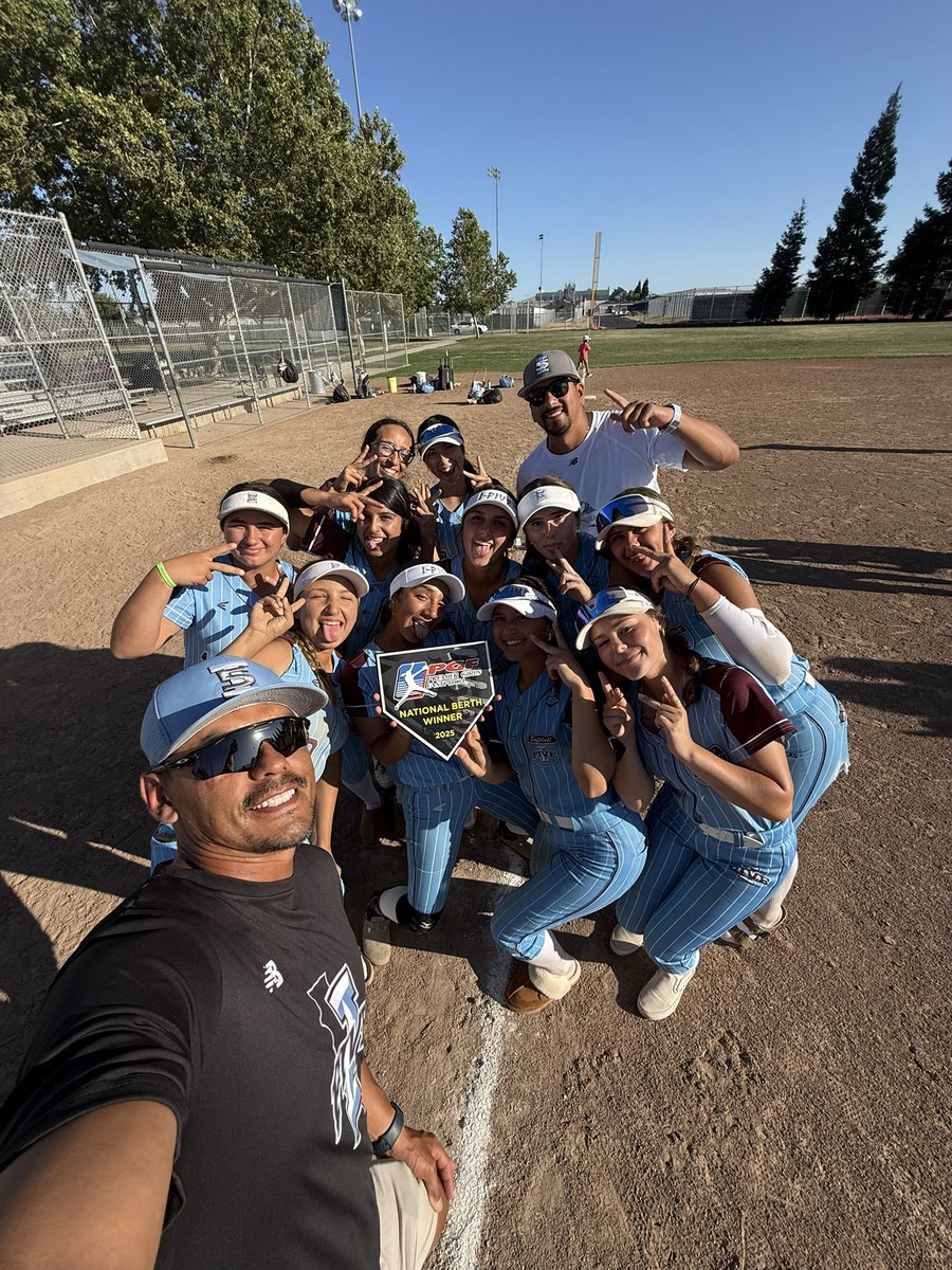landriehinrichs's tweet photo. Had ourselves a weekend!! Thankful for this team 

#Softball #fastpitch #fastpitchsoftball #classof27 #classof2027 #uncommitted #pgf #pgfqualifier https://t.co/2e0EYpLkpl