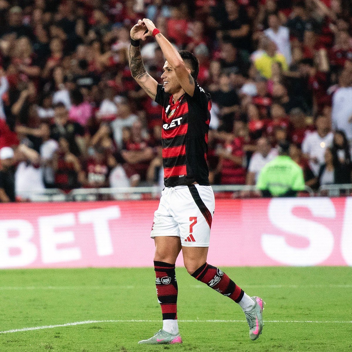 delmirojunior's tweet photo. Comemoração do Luiz Araújo no @maracana 

@Flamengo 5x0 @FortalezaEC no @Brasileirao 

📷 @delmirojunior 

#futebol #photopremium #imprensa #press #flamengo #fortaleza #maracanã #maiordomundo #riodejaneiro #luizaraujo #flaxfor #brasileirão https://t.co/jhFUlLRV5p