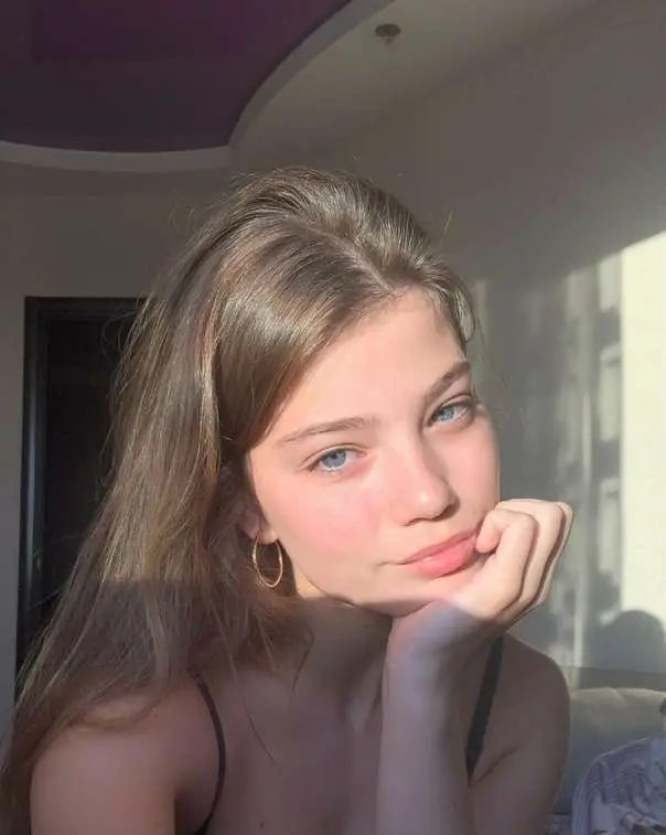 Девочки — такие странные создания: мы хотим всего и сразу😃 — внимания, поцелуев, объятий, шоколада, сладостей, свежего сока, украшений, новых платьев и т.д и т.п