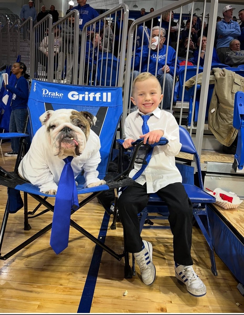 DrakeFanTarren's tweet image. Whatcha think @DrakeUGriff ? I did my best here….You making an appearance at @DrakeBulldogsMB basketball camp this week? I sure hope so! 🐶