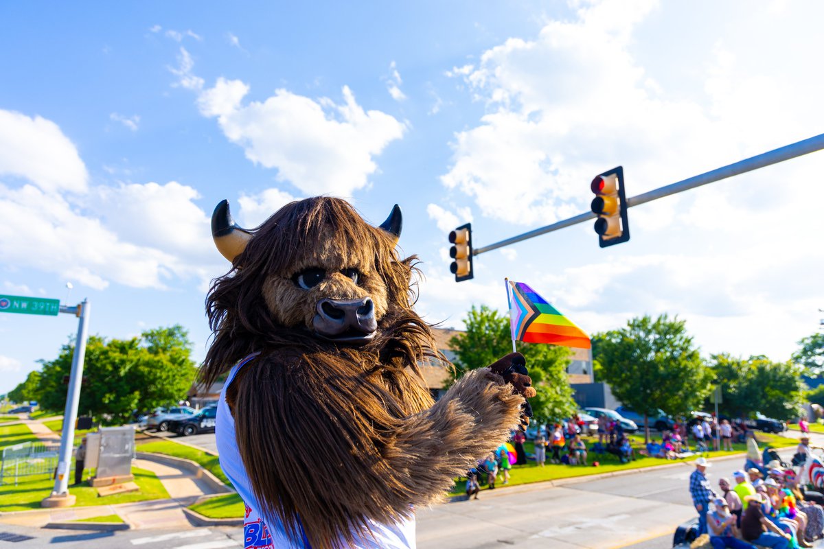 thundercares's tweet image. Happy Pride Month! 🏳️🌈
Today we joined Pride on 39th for their 38th Annual OKC Pride Parade 🙌