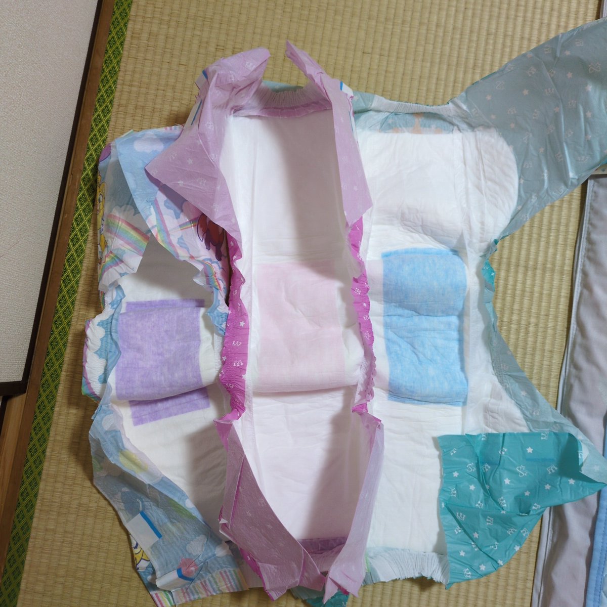 オシッコ吸収体て、ABUおむつによっていろんな色があるよねー。まあ、結局まっ黄色に染まるんですが（笑）あははは～😊