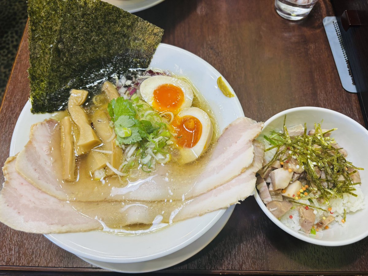 中華蕎麦　はなとみ🍜
磯子🚃

特製淡麗醤油らーめん
ちゃーしゅーご飯注文👆❤️

わたしの好きな
バラチャーシュー🐷❣️

半熟の味玉も美味しい〜😋

ご馳走様でした🥰