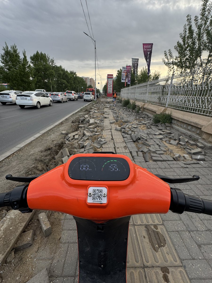 Машин замаар явахаар дайруулчих гээд явган замаар явахаар зам нь дэлбэрцэн. Аз жаргалтай Улаанбаатар хот