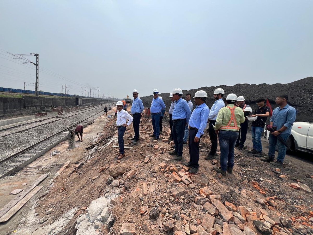 IbValley_MCL's tweet photo. DIRECTOR (FINANCE) REVIEWS ONGOING PROJECTS!
Shri A.K. Behura, Director (Finance), MCL, visited the Ib Valley Area to assess the progress of ongoing works. He inspected the rail linkage project at LOCM-3 and proposed crucial steps to expedite its completion.
#CoalDispatch https://t.co/smuD9VNdmu