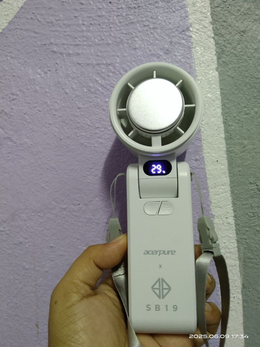 Thank you ninang <a href="/AcerPhils/">Acer Philippines</a> nahawakan na. Finally may magagamit na sa concert hahaha