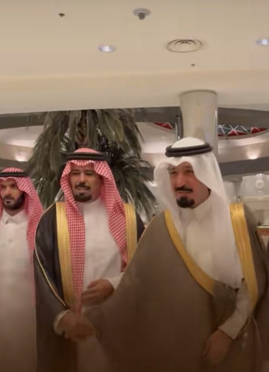 AlhelfT's tweet photo. في ليلة بهيجة بنادي ضباط قوى الأمن أحتفل الشيخ عباد ابوقرنين بتخرج أبنه الدكتور نايف عضو هيئة التدريس #جامعة_المجمعة ، وذلك بحضور الأمير محمد الدويش و الشيخ ضيدان بن حثلين و فيصل بن سقيان و بجاد ابوقرنين و وجهاء القبيلة. https://t.co/fOCvdy4b6J