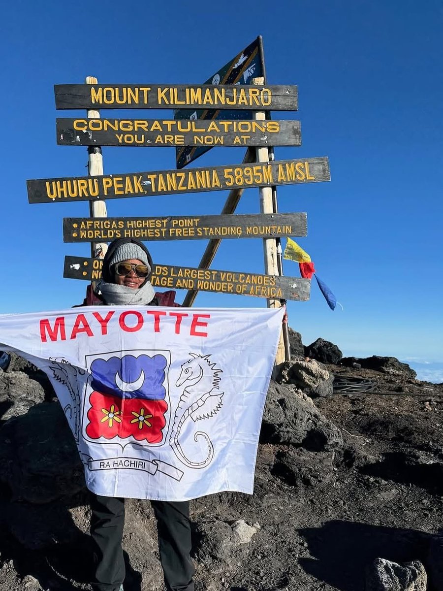 Un Mahoraise sur le Toit de l’Afrique: admiration, bravo pour Kerry @adventuresofkerry qui a gravi le majestueux #Kilimandjaro pour faire flotter les couleurs de #Mayotte! 
Merci pour cette belle émotion 🙏🏼💪🏽❤️‍🩹🇾🇹🇫🇷 #MayotteQuiGagne #ExploitSportif #FemmePuissante