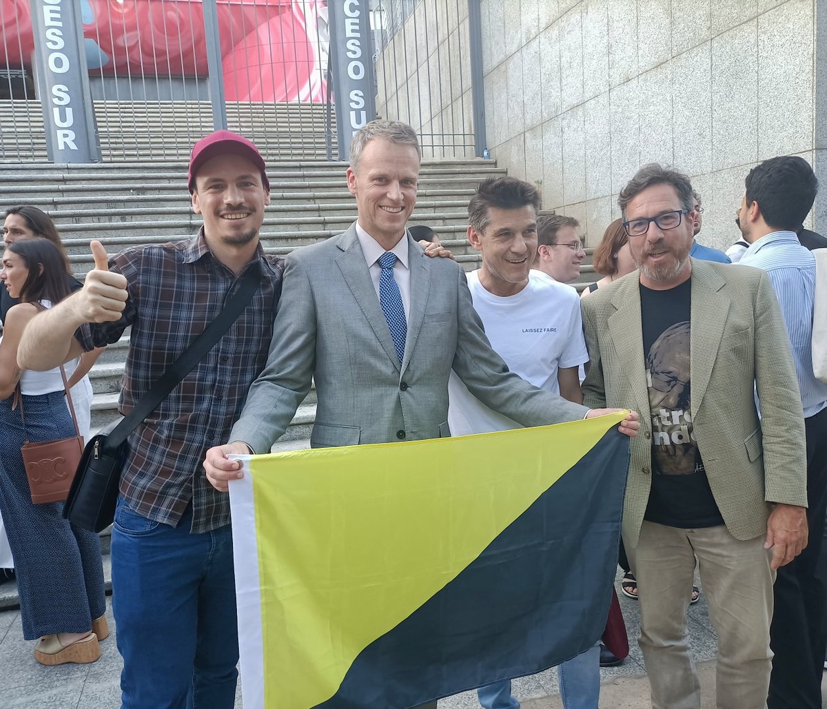 En el Madrid Economic Forum con estras tres maravillosas personas, <a href="/PhilippBagus/">Philipp Bagus</a>, Jorge Escohotado <a href="/AEscohotado/">Antonio Escohotado (In Memoriam)</a>, y Emilio Domínguez

Nótese la camiseta de Emilio:
𝗗𝗲 𝗹𝗮 𝗽𝗶𝗲𝗹 𝗽𝗮' 𝗱𝗲𝗻𝘁𝗿𝗼 𝗺𝗮𝗻𝗱𝗼 𝘆𝗼