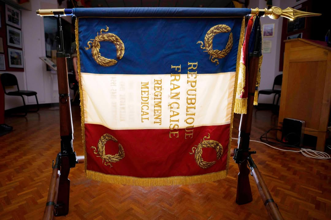 RegimentMedical's tweet image. 🇫🇷 Veillée au drapeau – Silence, souvenir, engagement.
L’avant-dernier jour de la Formation Générale Initiale, les engagés de la dernière formation générale initiale du Régiment Médical se tiennent face au drapeau tricolore, lors d’une cérémonie empreinte de solennité.