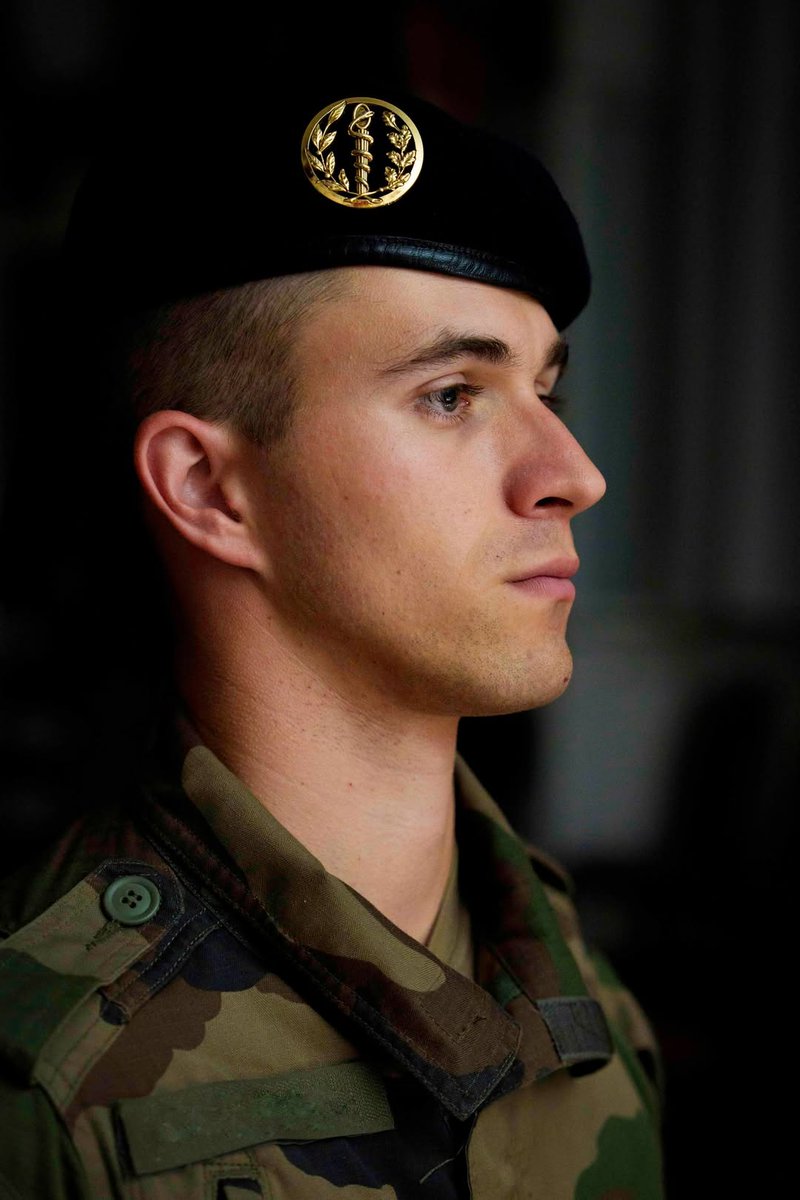 RegimentMedical's tweet image. 🇫🇷 Veillée au drapeau – Silence, souvenir, engagement.
L’avant-dernier jour de la Formation Générale Initiale, les engagés de la dernière formation générale initiale du Régiment Médical se tiennent face au drapeau tricolore, lors d’une cérémonie empreinte de solennité.