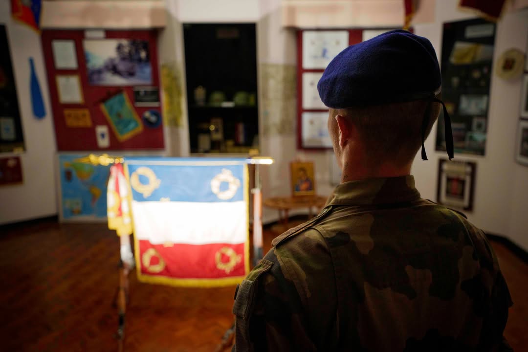 RegimentMedical's tweet image. 🇫🇷 Veillée au drapeau – Silence, souvenir, engagement.
L’avant-dernier jour de la Formation Générale Initiale, les engagés de la dernière formation générale initiale du Régiment Médical se tiennent face au drapeau tricolore, lors d’une cérémonie empreinte de solennité.