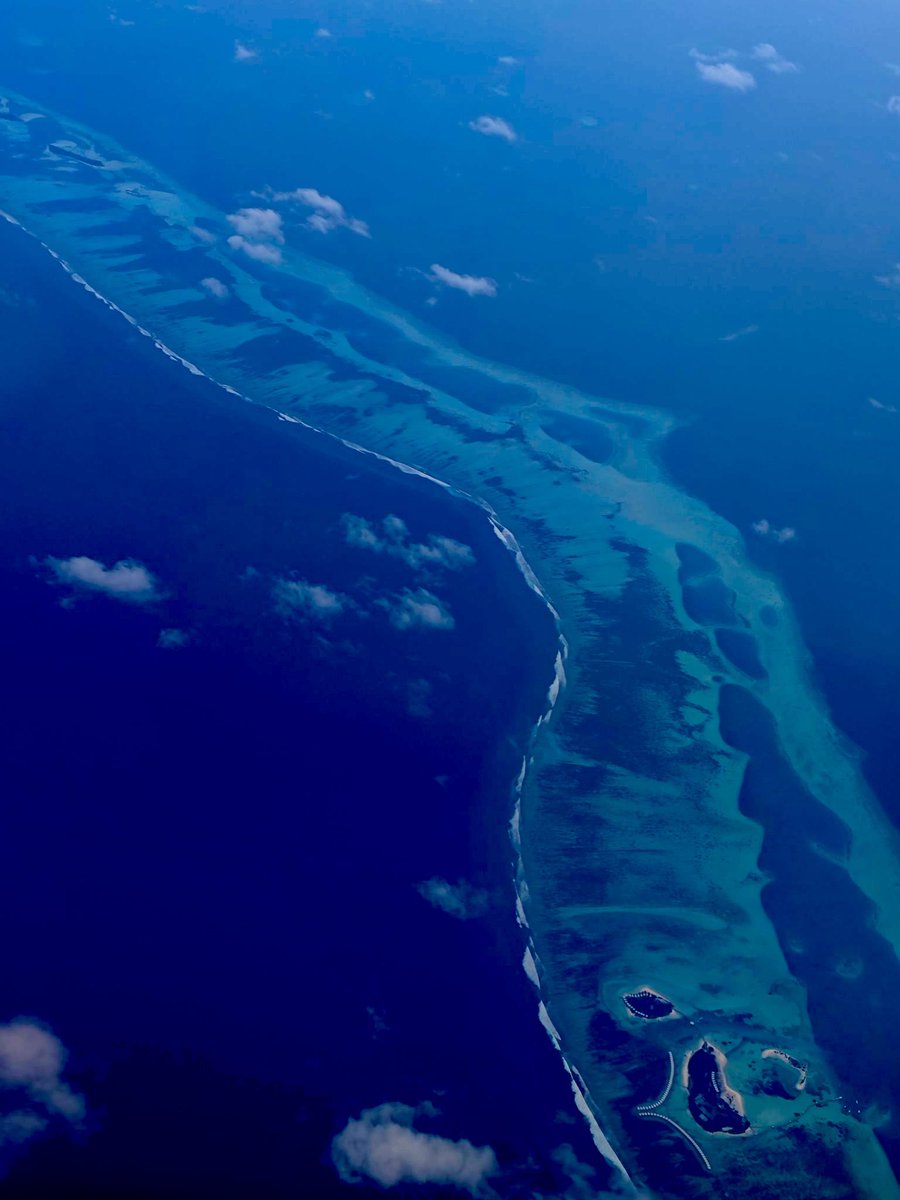 China_Amb_Mdv's tweet photo. Flying over the Maldives, I finally understood firsthand the metaphor of “a pearl necklace scattered across the Indian Ocean”—revealing a grandeur and beauty so unmatched and breathtaking, it defies all earthly measure. https://t.co/CJN4GXMbTn