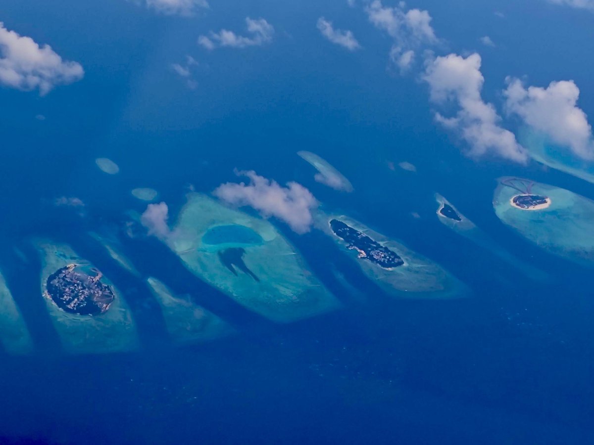 China_Amb_Mdv's tweet photo. Flying over the Maldives, I finally understood firsthand the metaphor of “a pearl necklace scattered across the Indian Ocean”—revealing a grandeur and beauty so unmatched and breathtaking, it defies all earthly measure. https://t.co/CJN4GXMbTn