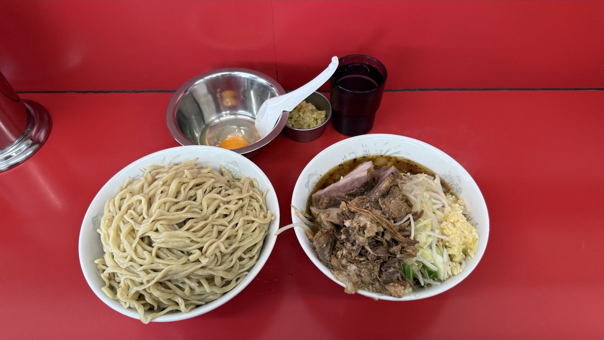 ラーメン二郎 ひたちなか店
小ラーメン つけ麺変更 生たまご 生姜
ニンニクヤサイ アブラマシ(ヤサイマシニンニクアブラの予定が💧)
ひたちなか店のアブラはご飯が欲しくなる。
とは言え、やはり小ラーメンの麺量ではない…帰りにスタミナラーメン食べる予定だったが腹パンで中止。
美味かった😆✨