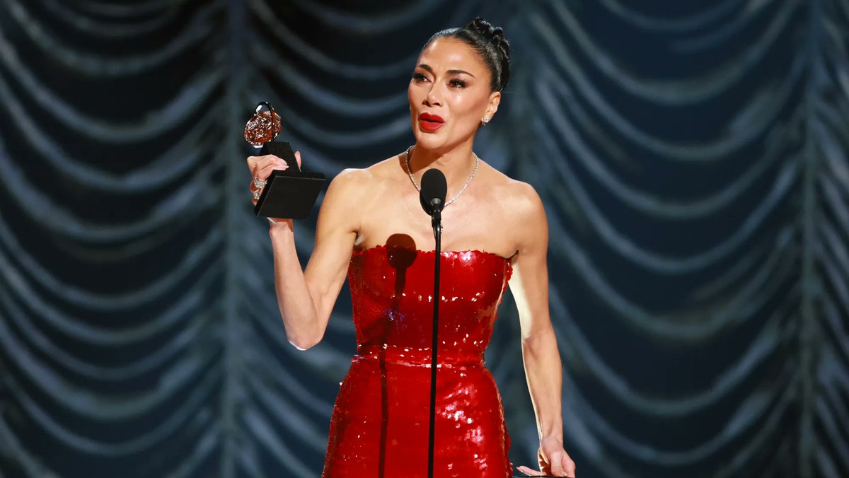 “Sempre me senti deslocada, mas vocês me fizeram sentir pertencente e finalmente voltei pra casa” — Nicole Scherzinger em discurso ao ganhar seu Tony Awards de Melhor Atriz em Musical.