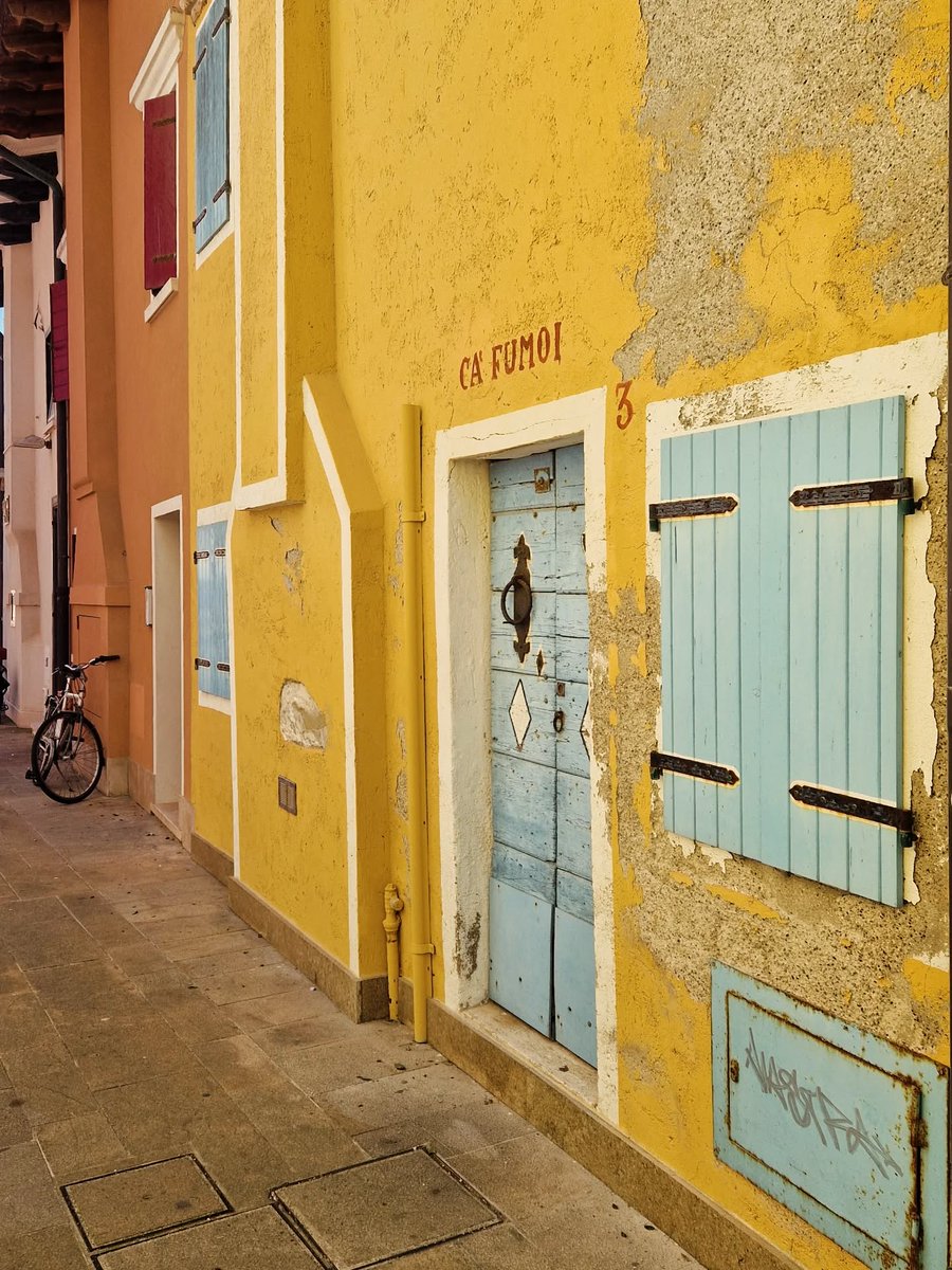 🏠 ＣＡＯＲＬＥ : dove ogni casa ha il suo colore, e ogni colore la sua storia! #scopricaorle #vivicaorle #Caorle #caorlexp #thisiscaorle #visitveneto