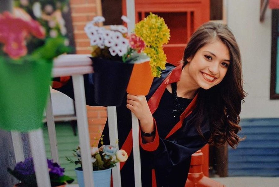 Bugün, tam 8 yıl önceydi.
Ablamızdı, kız kardeşimizdi, öğretmenimizdi...
22 yaşındaki müzik öğretmeni VATANSEVER Şenay Aybüke Yalçın, 9 Haziran 2017’de, okuldan evine dönerken, bir PKK terör saldırısında hayattan koparıldı.

Oysa o gün, karne günüydü. Öğrencileriyle ilk kez aynı