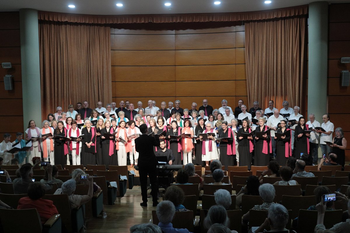 UVSocietat (@uvsocietat) on Twitter photo 🎶 El programa 𝐌𝐞𝐥𝐨𝐝𝛊́𝐚𝐬 𝐬𝐨𝐥𝐢𝐝𝐚𝐫𝐢𝐚𝐬 𝐩𝐨𝐫 𝐔𝐭𝐢𝐞𝐥 va tancar ahir amb el concert celebrat a l'Auditori del <a href="/JardiBotanicUV/">Jardí Botànic UV</a> amb gran èxit!
🎼 El concert va comptar amb l'actuació del Club Coral Nau Gran de la Universitat de València i la Masa Coral Utielana. 🎶 El programa 𝐌𝐞𝐥𝐨𝐝𝛊́𝐚𝐬 𝐬𝐨𝐥𝐢𝐝𝐚𝐫𝐢𝐚𝐬 𝐩𝐨𝐫 𝐔𝐭𝐢𝐞𝐥 va tancar ahir amb el concert celebrat a l'Auditori del <a href="/JardiBotanicUV/">Jardí Botànic UV</a> amb gran èxit!
🎼 El concert va comptar amb l'actuació del Club Coral Nau Gran de la Universitat de València i la Masa Coral Utielana.