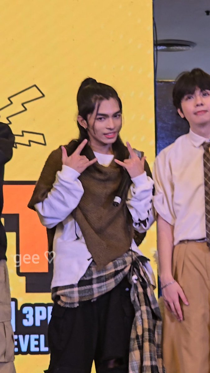 charlieluvrcore's tweet photo. okay, dahil andito naman na ako sa twinkle twt (FINALLY) after one year, gusto ko lang talaga ilapag yung very reason why bias ko si charlie!! this was from ppop fest 2025 and OMG HUHU HANGGANG NGAYON SOBRANG KILIG KO PA RIN DITO 🥹🩷🩷
https://t.co/c0hm0iKCyF
