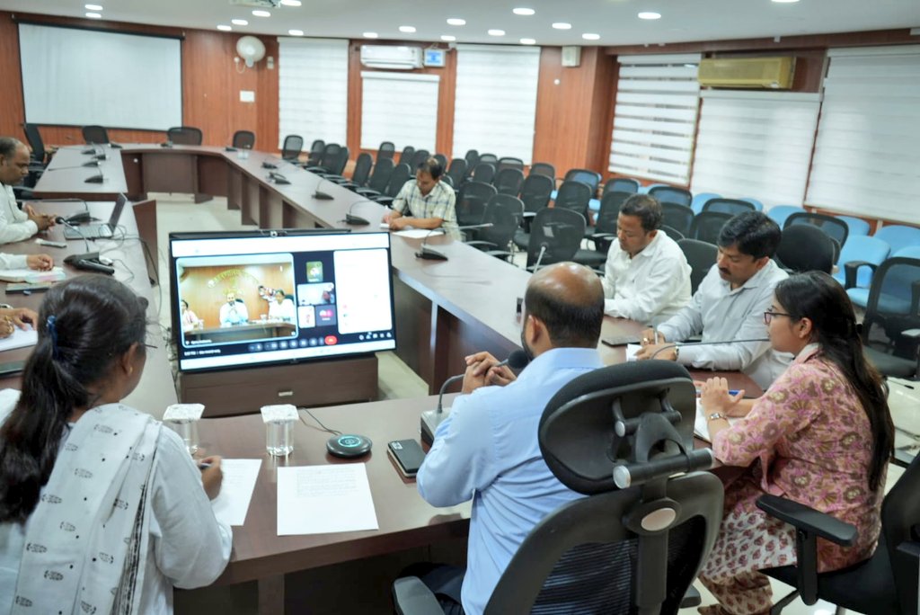 आमजनों को राजस्व से संबंधित सेवाएं समयबद्ध एवं पारदर्शी रूप से उपलब्ध कराने हेतु सभी अंचलों में दाखिल-खारिज मामलों के त्वरित निष्पादन के लिए विशेष कैंप का आयोजन किया जाएगा। इसी संबंध में आज राजस्व विभाग की समीक्षा बैठक आहूत कर संबंधित अधिकारियों को आवश्यक दिशा निर्देश दिया।