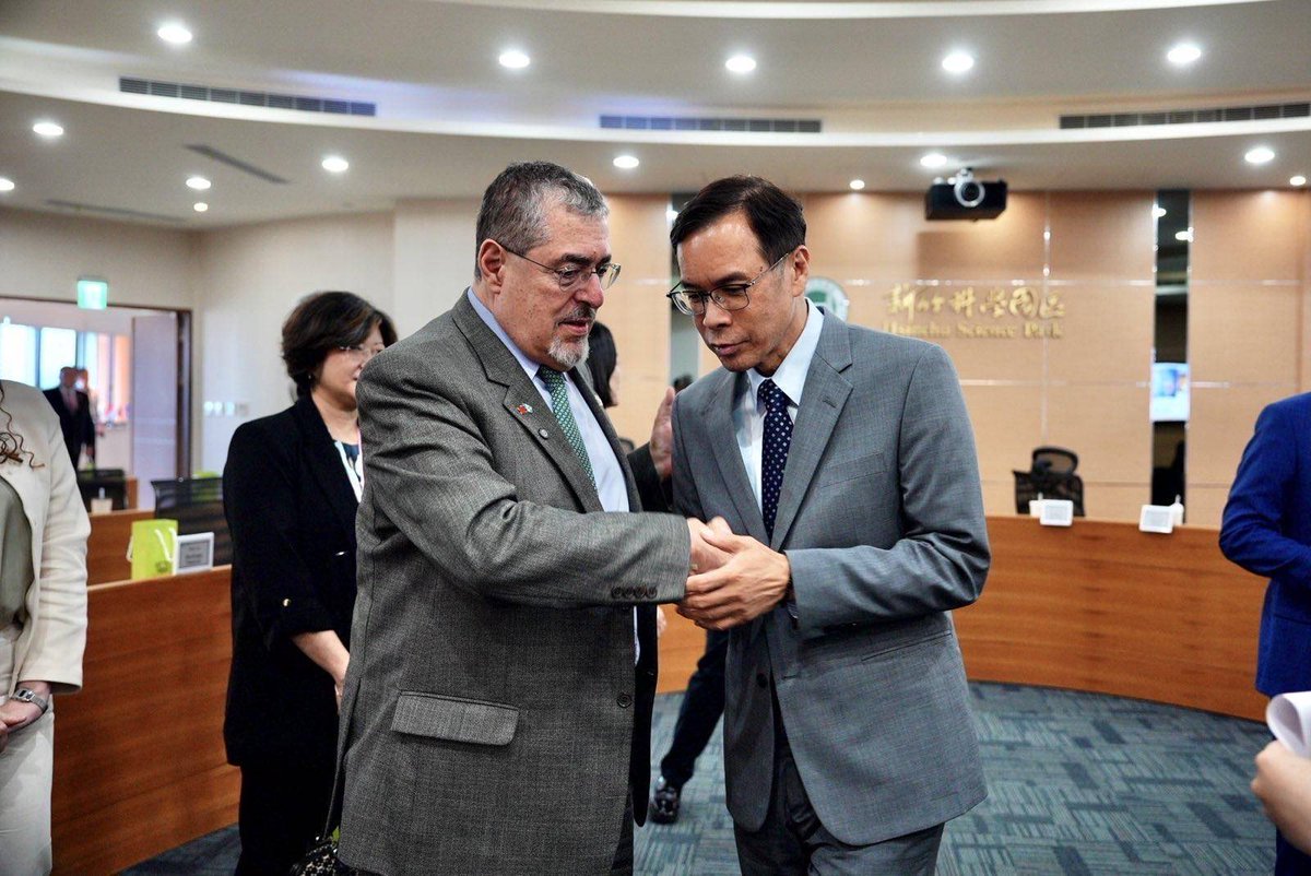 MOFA_Taiwan's tweet photo. Minister @chia_lung &amp; #Guatemala🇬🇹 President @BArevalodeLeon signaled a new chapter in economic ties by attending an investment forum in #Taiwan🇹🇼. A new supply chain &amp; investment agreement &amp; the president’s visit to #Hsinchu underscore the strength of our strategic partnership. https://t.co/ZVsmqf0xQy