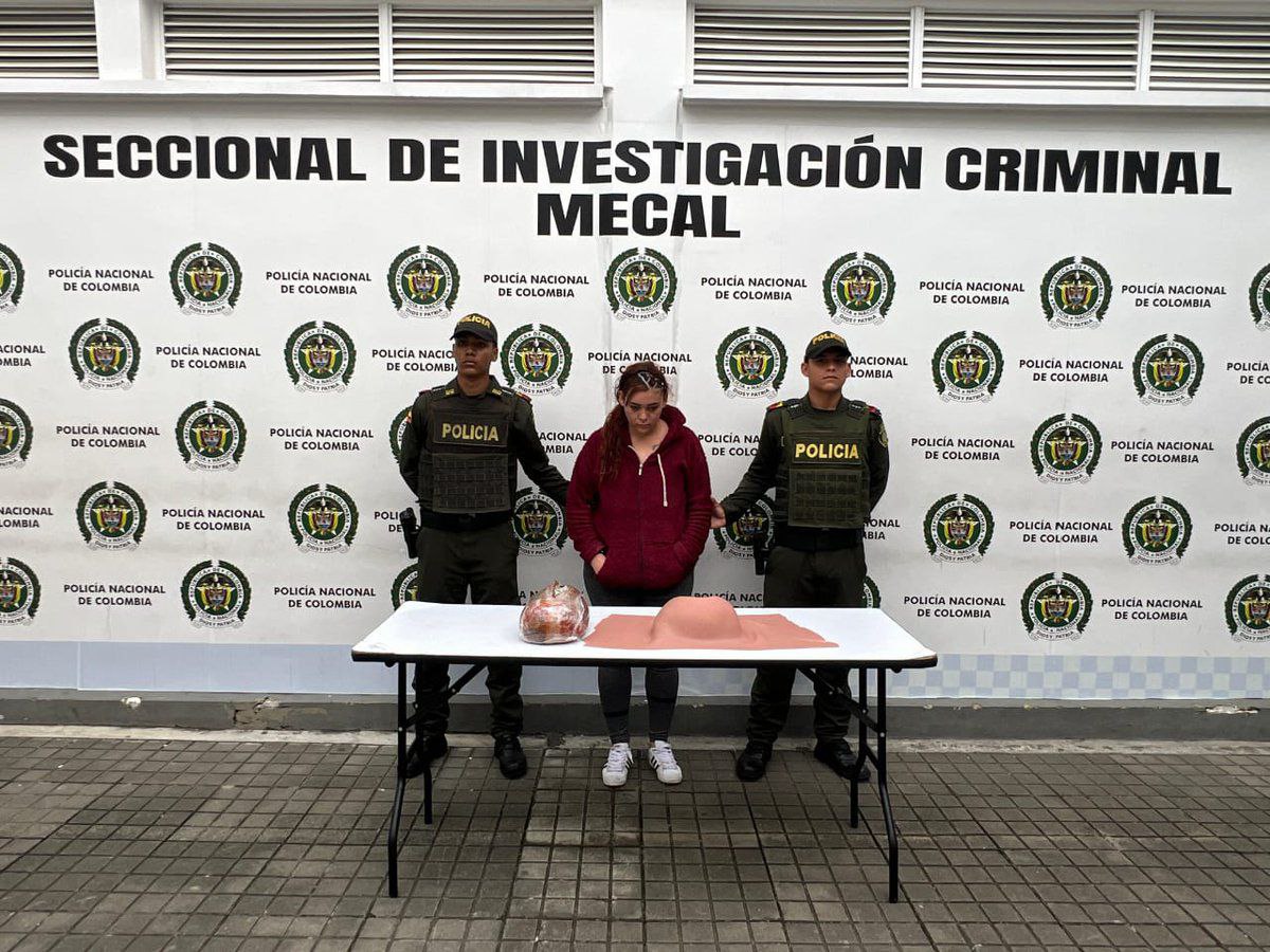 Birrilly's tweet photo. ((NARCO EMBARAZADA)) #Colombia @PoliciaColombia detuvo a #Mujer de 27años simulando estar #Embarazada con una "barriga falsa" en la que transportaba 5.6Kgr de #Cocaina, ocurrió en el Barrio #Ciudad2000 #Cali @CronicaPolicial @RPolicial @AlertaNews24 @ELTIEMPO @cmrondon @zuricht94 https://t.co/TJZzDZG5eg