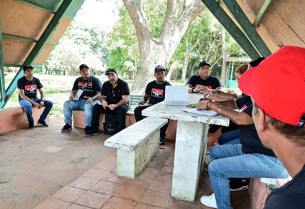 📌 Nuestra Revolución se fundamenta en los ideales de Bolívar: Unión, Paz y Soberanía como valores supremos. Compartimos su visión de un mundo unido, pacífico y libre, luchando por su materialización en nuestra tierra y alrededor del mundo.

- Reunión de DRO del estado Anzoátegui
