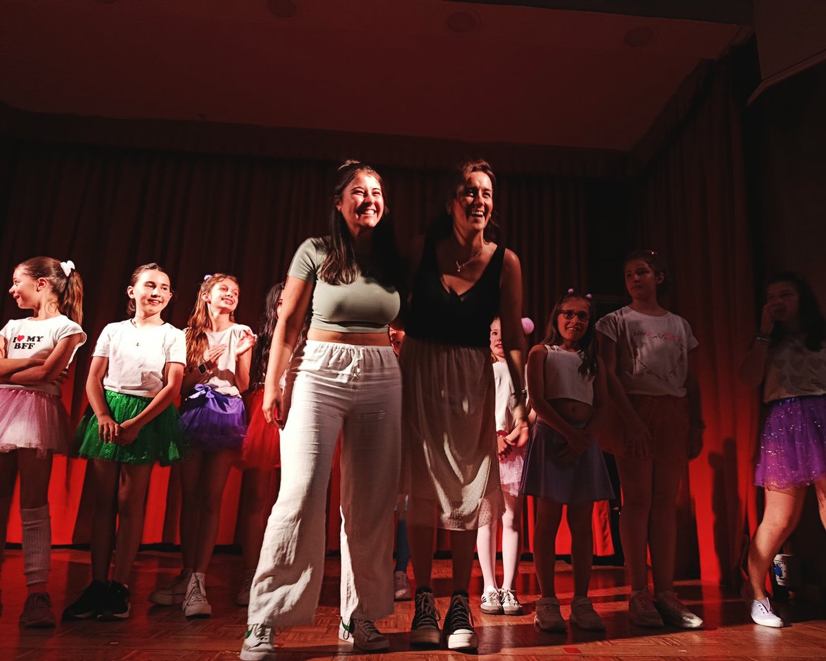 ACTIVA (@activaredes) on Twitter photo ¡Final de curso a todo ritmo en <a href="/maristasburgos/">Maristas - Liceo Castilla - Burgos</a>! 💃🩰🎶
Ballet, flamenco y baile moderno para celebrar un año lleno de aprendizaje y diversión. ¡Enhorabuena a todos y todas! 👏
#Extraescolares #Activa #ActivaBurgos #NosGustaEducar ¡Final de curso a todo ritmo en <a href="/maristasburgos/">Maristas - Liceo Castilla - Burgos</a>! 💃🩰🎶
Ballet, flamenco y baile moderno para celebrar un año lleno de aprendizaje y diversión. ¡Enhorabuena a todos y todas! 👏
#Extraescolares #Activa #ActivaBurgos #NosGustaEducar
