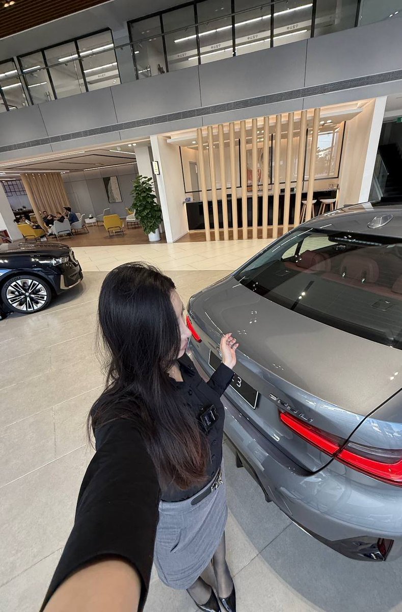 marianblanco1's tweet photo. 客户来试驾，让我把内裤脱了送给她，搞不懂他这是什么特殊癖好，难道我不香吗？还没有内裤有魅力和诱惑吗？下次来看车的哥哥，我给你口一下…… https://t.co/teW1poOeeq
