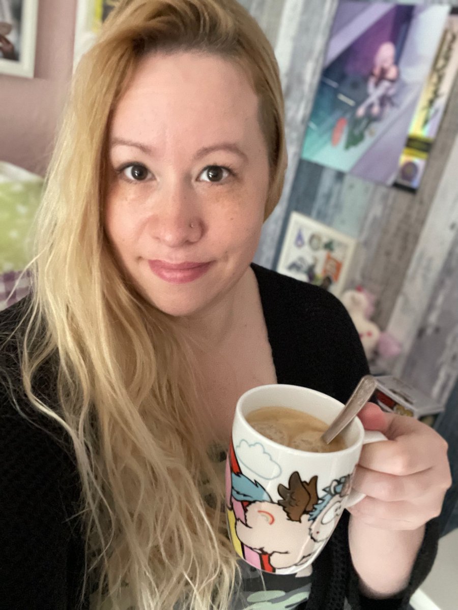 Mahlzeit 🫶🏻

Ungemachte Haare. 🥴 Laune wie der Kontostand: kritisch.
Die letzten Tage? Naja… lassen wir das.
Aber hey 🤷🏼‍♀️ das Funktionieren funktioniert prima. 🫠

Kaffee? ☕️ 

#MondayMood #IrgendwasMitLächeln