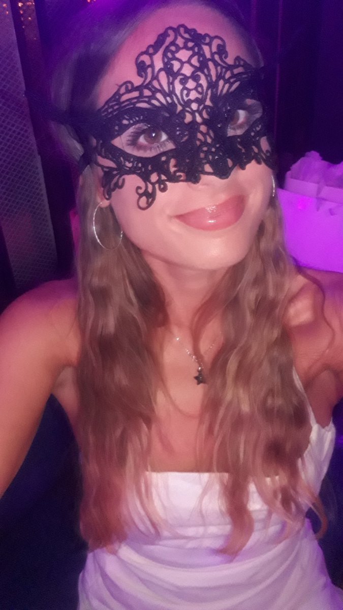 mirabeldoll's tweet photo. Sono nuova, chi mi insegna come si usa X? 😂😂😂 https://t.co/FJESraTKyC